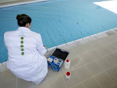 El control dels paràmetres fisicoquímics i microbiològis de l'aigua és molt important per evitar malalties a la piscina